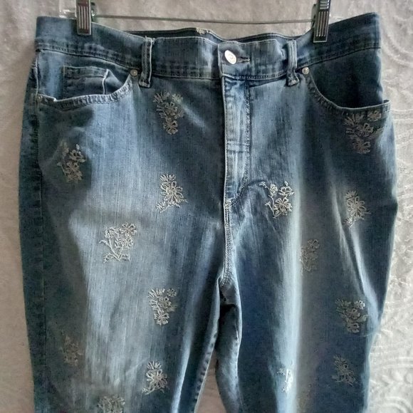Gloria Vanderbilt Amanda Sz 14 Embroidered Cropped Med Wash Denim Jeans  T-326 - Picture 2 of 6